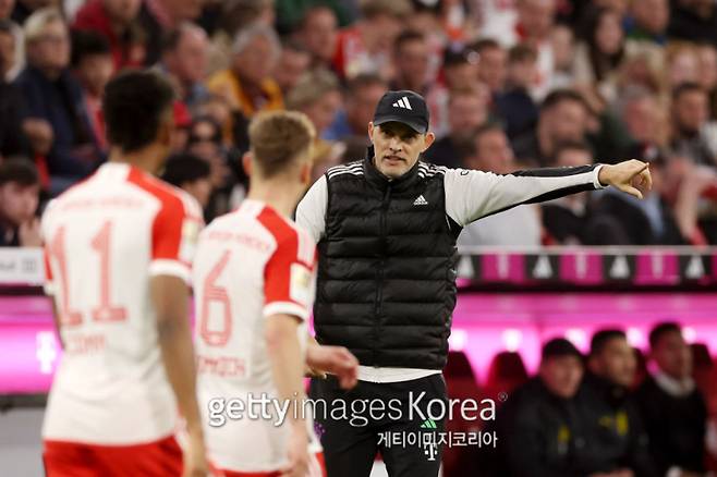 31일 알리안츠 아레나에서 열린 뮌헨과 도르트문트의 경기. 경기 중 키미히와 코망에게 지시를 하고 있는 토마스 투헬 감독. 사진=게티이미지