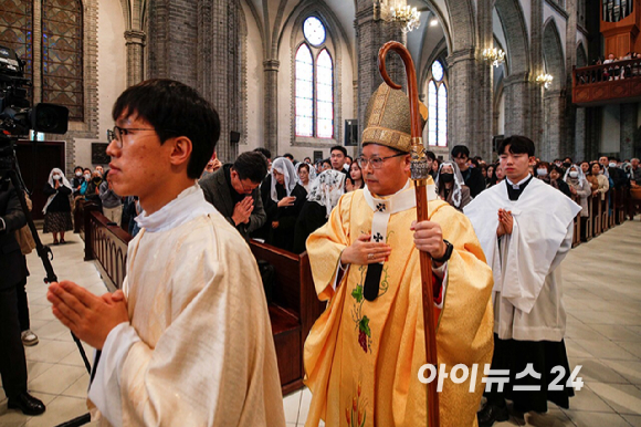 31일 부활절을 맞아 서울 중구 명동성당에서 열린 '주님 부활대축일 낮미사'에서 정순택 대주교가 미사를 집전하기 위해 입장하고 있다. [사진=사진공동취재단]