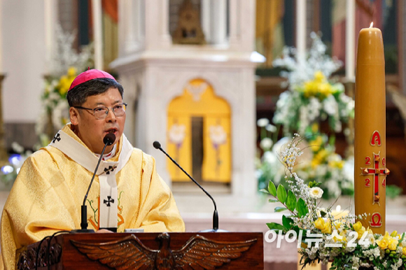 31일 부활절을 맞아 서울 중구 명동성당에서 열린 '주님 부활대축일 낮미사'에서 정순택 대주교가 미사를 집전하고 있다. [사진=사진공동취재단]