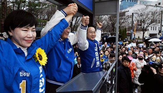 이재명 더불어민주당 대표가 3월 28일 서울 성동구 왕십리역 광장에서 중-성동갑과 을에 각각 출마하는 전현희 후보와 박성준 후보 지원 유세를 하고 있다. 뉴스1