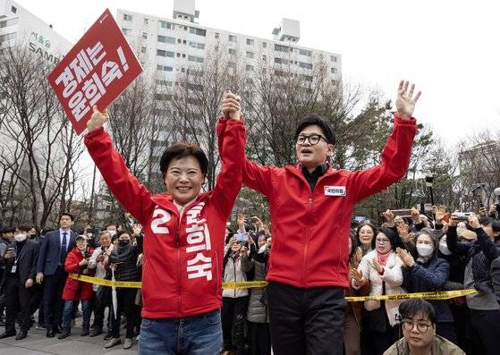한동훈 국민의힘 총괄선대본부장이 3월 25일 오전 서울 왕십리역 광장에서 서울중구성동구갑 윤희숙 후보와 함께 지지자들에게 인사하고 있다. 전민규 기자