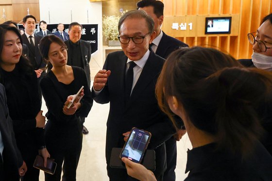 이명박 전 대통령이 31일 오후 서울 서대문구 연세대학교 신촌 세브란스병원 장례식장에 마련된 고 조석래 효성그룹 명예회장의 빈소를 조문한 뒤 떠나며 취재진 질문에 답하고 있다. 연합뉴스