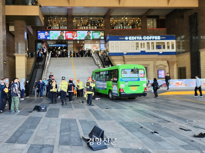 마을버스 한 대가 31일 오전 서울 성동구 왕십리역 광장으로 돌진하는 사고가 발생했다. 운전자가 다쳐 병원으로 이송됐다. 다른 부상자는 없는 것으로 알려졌다. 라이더유니온 제공