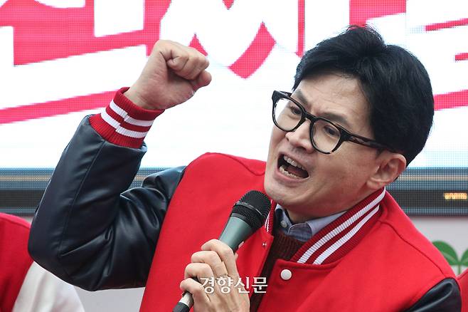 한동훈 국민의힘 비상대책위원장 겸 총괄선거대책위원장이 29일 경기 안양 만안구 삼덕공원 인근에서 최돈익(안양시만안구) 후보 지원 유세를 하고 있다. 2024.3.29 성동훈 기자