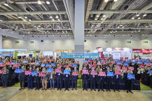 지난 30일 벡스코에서 열린 부산 치의학 전시회 및 국제학술대회에서 박형준 부산시장 등 참석자들이 국립 치의학연구원 부산 유치를 위한 구호를 외치고 있다. 부산시 제공