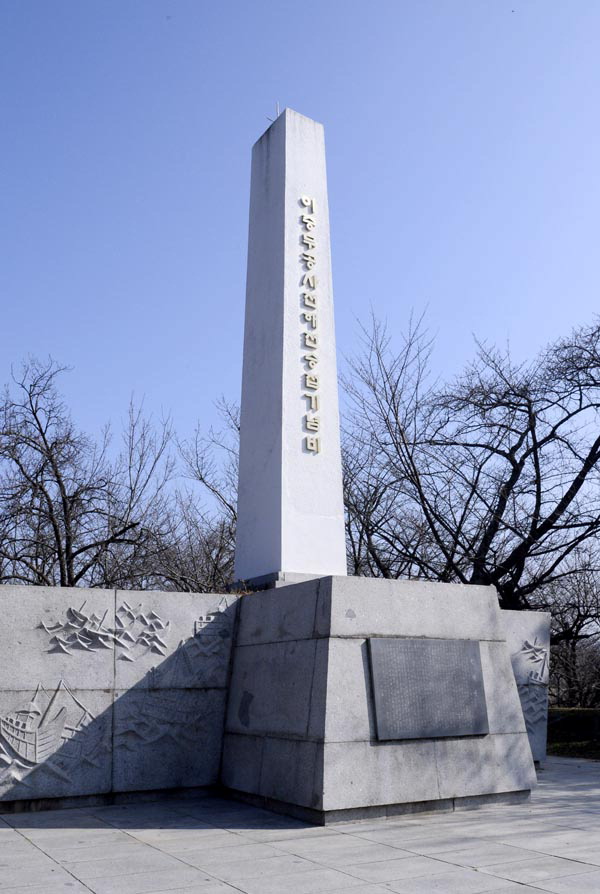 선진리성 내 이충무공사천해전승첩기념비로, 임진왜란 초인 1592년 이곳 앞바다에서 장군은 왜적을 쳐부쉈다.