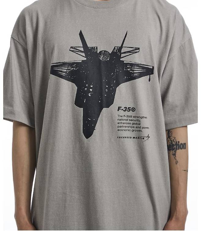 A T-shirt featuring a F-35 stealth fighter is sold on Korean online fashion platform Musinsa. (Musinsa)
