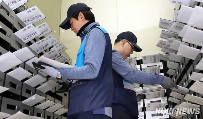 '4.10총선 투표안내문·공보물 배송'부천우체국 집배원이 30일 경기도 부천시 상동 한 주상복합건물 우편함에 제22대 국회의원선거 투표안내문을 배송하고 있다. 우정사업본부는 내달 10일까지 '선거우편물 특별소통' 기간으로 정하고 투표안내문 등 총 3,260여만 통의 선거우편물을 배송할 예정이다.