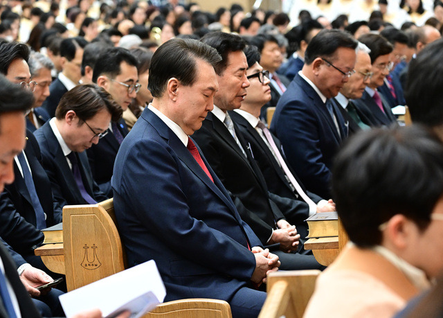 윤석열 대통령이 31일 서울 강동구 명성교회에서 열린 '2024 한국교회 부활절 연합예배'에 참석해 기도를 하고 있다. 김지훈 기자