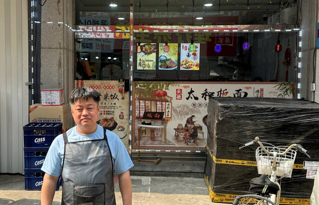 시흥 정왕동에 위치한 중국 식당 '골목양피' 앞에 서 있는 사장 천국동씨의 모습. 오종민기자