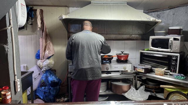 동두천 보산동에 위치한 아프리카 식당에서 주방장이 아프리카 음식을 만들고 있다. 오종민기자
