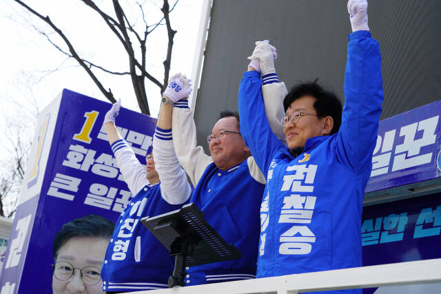 김부겸 민주당 상임공동선대위원장과 권칠승 화성병 국회의원 후보가 합동 유세를 진행하고 있다. 권칠승 선거사무소 제공