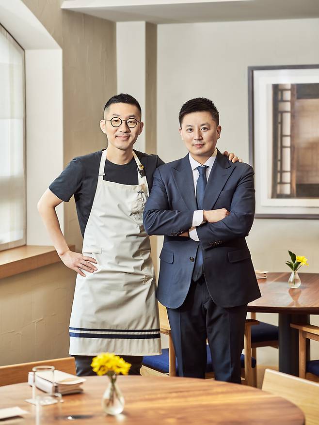 한국 최고의 레스토랑에 선정된 밍글스의 강민구 셰프(왼쪽).