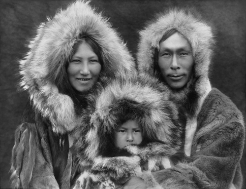 “아빠, 엄마가 왜 바뀌었어요.” 1929년 촬영된 알래스카 이누이트 가족.