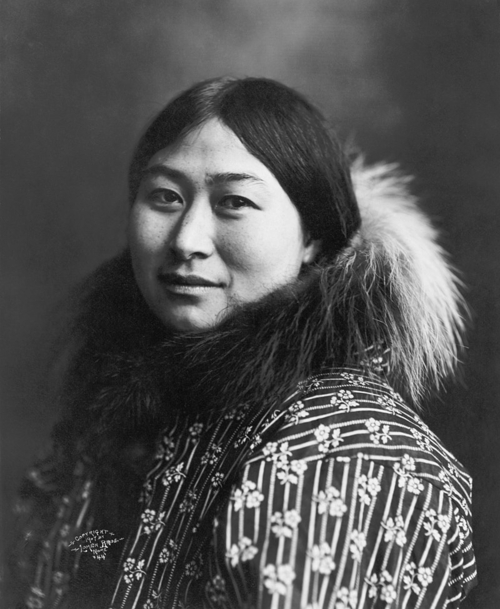 “우리에게도 나름 전통이 있다오.” 전통 의상을 입은 알래스카 이누이트 여성.