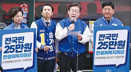 이재명 더불어민주당 대표가 지난 3월 24일 서울 송파구 잠실 새마을전통시장을 방문해 시민들과 인사를 나눈 뒤 현장 기자회견을 하고 있다. (연합뉴스)