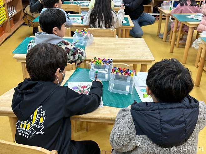 대구광역시 삼영초등학교 학생들이 늘봄학교 맞춤형프로그램 미술교실에 참여하고 있다/사진=유효송 기자