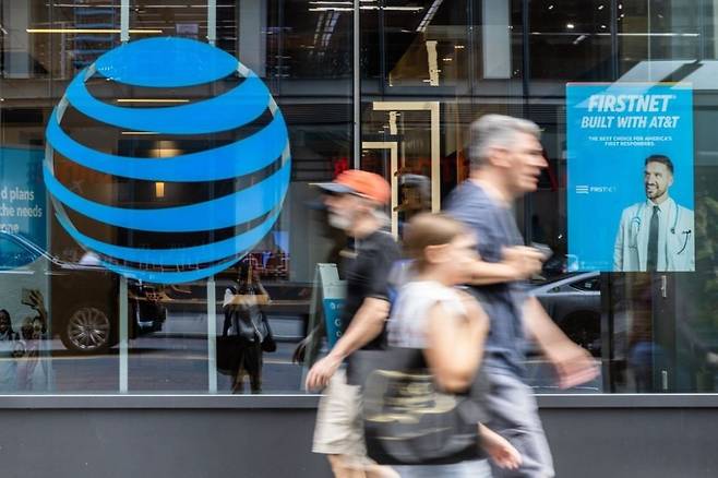 미국 대형 통신업체인 AT&T가 약 7300만명의 고객 정보를 유출 당했다. /사진=블룸버그