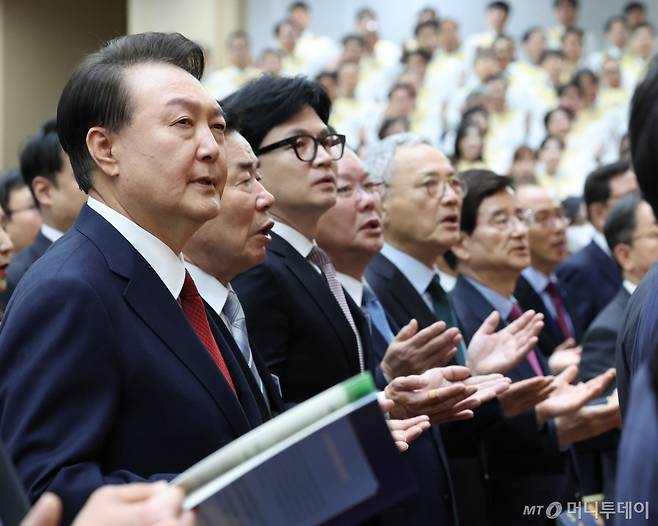 윤석열 대통령이 부활절인 31일 서울 강동구 소재 명성교회에서 열린 '2024 한국교회부활절연합예배'에서 찬송가를 부르고 있다. 왼쪽부터 윤 대통령, 김진표 국회의장, 국민의힘 한동훈 비상대책위원장, 더불어민주당 김부겸 상임공동선거대책위원장, 유인촌 문화체육관광부 장관. (대통령실통신사진기자단) 2024.03.31./사진=뉴시스