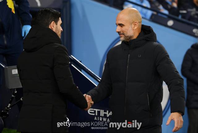 EPL 경기 맞대결 후 악수를 나누는 펩(오른쪽) 감독과 아르테타 감독. /게티이미지코리아