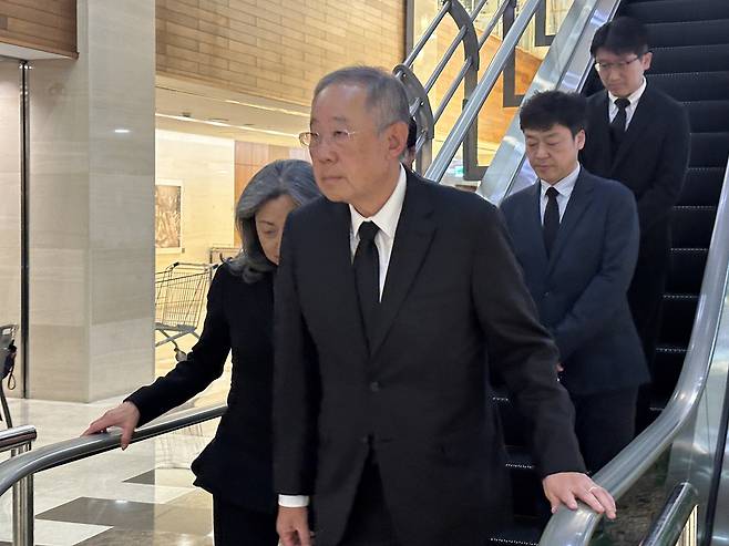 한국경제인협회 회장을 맡고 있는 류진 풍산 회장이 31일 오후 조석래 효성그룹 명예회장 빈소가 마련된 서울 신촌세브란스병원 장례식장에 도착했다. [공동취재단]