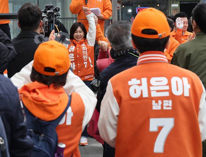 28일 영등포역 광장에서 열린 개혁신당 중앙당 선대위 출정식에서 시민들에게 인사하는 허은아 후보를 남편이 보고 있다. [연합]