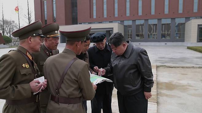 김정은 북한 국무위원장이 새로 짓고 있는 노동당 중앙간부학교 건설 현장을 현지지도했다고 조선중앙TV가 31일 보도했다. [연합]