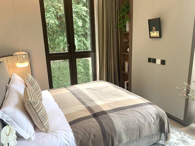 지난 28일 홍콩의 가장 부유한 동네인 웨스트 미드레벨 지역의 고급 아파트 ‘하이 피크’(High Peak) 지상층에 걸린 리우 예 작품. [홍콩=이정아 기자]