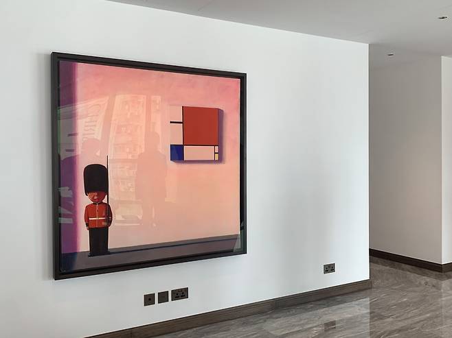 지난 28일 홍콩의 가장 부유한 동네인 웨스트 미드레벨 지역의 고급 아파트 ‘하이 피크’(High Peak) 6층에 걸린 리우 예 작품. [홍콩=이정아 기자]