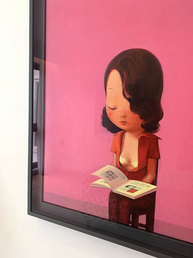 지난 28일 홍콩의 가장 부유한 동네인 웨스트 미드레벨 지역의 고급 아파트 ‘하이 피크’(High Peak) 6층에 걸린 리우 예 작품. [홍콩=이정아 기자]