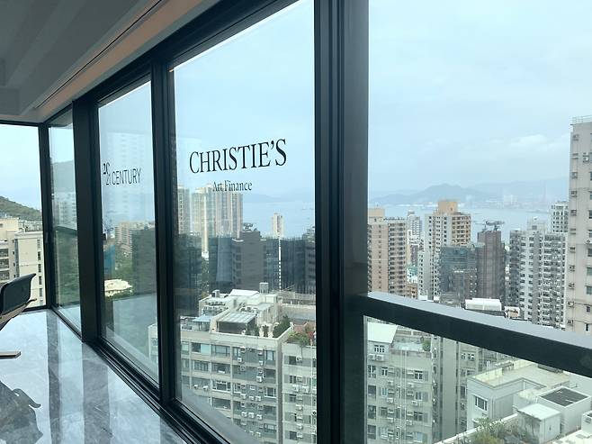 지난 28일 홍콩의 가장 부유한 동네인 웨스트 미드레벨 지역의 고급 아파트 ‘하이 피크’(High Peak) 6층에 열린 리우 예 전시. [홍콩=이정아 기자]