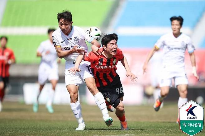 [서울=뉴시스] 프로축구 K리그1 FC서울의 강상우(왼쪽)와 강원FC 황문기. (사진=한국프로축구연맹 제공) *재판매 및 DB 금지