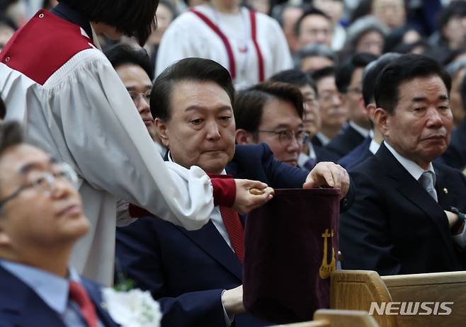 [서울=뉴시스] 조수정 기자 = 윤석열 대통령이 부활절인 31일 서울 강동구 소재 명성교회에서 열린 '2024 한국교회부활절연합예배'에서 헌금을 하고 있다. (대통령실통신사진기자단) 2024.03.31. chocrystal@newsis.com