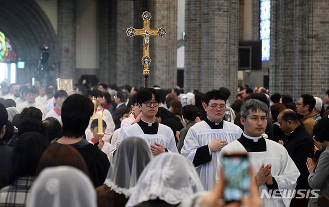 [서울=뉴시스] 사진공동취재단= 31일 서울 중구 명동성당에서  '주님 부활대축일 낮미사'가 진행되고 있다. 2024.03.31. photo@newsis.com