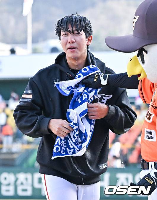 [OSEN=대전, 박준형 기자] 프로야구 한화 이글스가 전체 1순위 신인 투수 황준서의 데뷔전 승리 호투에 힘입어 7연승을 질주했다. 개막 8경기 7승1패는 1992년 이후 32년 만으로 구단 역대 최고의 스타트다.&nbsp;한화는 31일 대전 한화생명이글스파크에서 열린 2024 신한 SOL Bank KBO리그 KT 위즈와의 홈경기를 14-3&nbsp;대승으로 장식했다. 투타에서 단독 1위다운 압도적인 경기력으로 KT를 스윕했다.&nbsp;구단 최초로 홈 개막 3연전 매진(1만2000명)을 이룬 팬들의 성원에 한화는 7연승으로 보답했다.경기종료 후 프로데뷔 첫승 거둔 한화 황준서가 동료들의 축하 물세례를 받고 있다. 2024.03.31 / soul1014@osen.co.kr