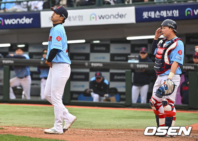 [OSEN=부산, 이석우 기자] 31일 부산 사직구장에서 2024 신한 SOL 뱅크 KBO 리그 롯데 자이언츠와 NC 다이노스의 경기가 열렸다. 롯데 자이언츠 구승민과 정보근이 8회초 2사 만루 NC 다이노스 천재환에게 2타점 좌중전 적시타를 맞고 아쉬워하고 있다. 2024.03.31 / foto0307@osen.co.kr