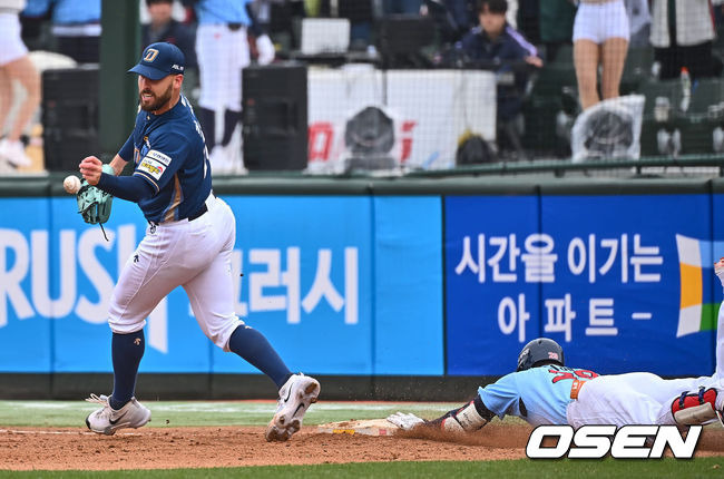 [OSEN=부산, 이석우 기자]롯데 자이언츠 레이예스가 6회말 1사 1루 땅볼을 치고 NC 다이노스 카스타노가 볼 놓치는 사이 슬라이딩으로 세이프되고 있다. 2024.03.31 / foto0307@osen.co.kr