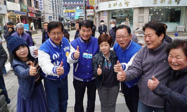 더불어민주당 김부겸 상임공동선대위원장(왼쪽&nbsp;5번째)이 지난&nbsp;30일, 경기 용인 처인구 용인중앙시장 골목에서 용인갑 이상식 후보(왼쪽에서 두번째)와 지지자들과 함께 사진 촬영을 하고 있다. 왼쪽부터 시민, 이 후보, 백군기 전 용인시장, 김미화 전 안산문화재단 대표, 김 위원장.&nbsp;더불어민주당 제공