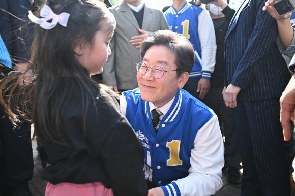 아이와 인사하는 이재명 대표 - 인천 계양을에 출마한 이재명 더불어민주당 대표가 31일 계양구 서운동성당 앞에서 선거 유세를 하고 있다.  연합뉴스