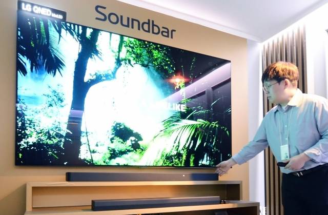 LG전자 직원이 29일 서울 서초구 LG전자 R&D센터에서 LG 사운드바 체험을 안내하고 있다.사진=LG전자