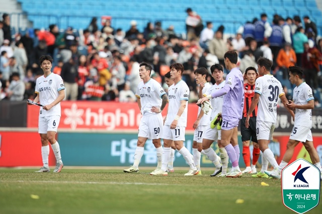 무승부에 아쉬워하는 FC서울 선수단. /사진=한국프로축구연맹 제공