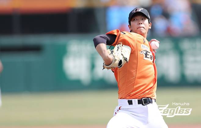 한화 신인 좌완 황준서가 31일 대전 한화생명이글스파크에서 열린 2024 KBO리그 KT와의 홈 경기에서 투구하고 있다. 황준서는 이날 5이닝 3피안타 1피홈런 2사구 5탈삼진 1실점으로 기대 이상의 피칭을 해주면서 고졸 신인 데뷔전 데뷔승 감격을 누렸다. 한화는 14-3으로 대승하면서 7연승을 달렸다. 한화 이글스