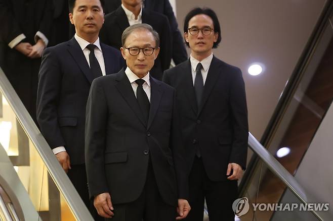 조석래 효성 명예회장 빈소 향하는 이명박 전 대통령 (서울=연합뉴스) 서대연 기자 = 이명박 전 대통령이 31일 오후 서울 서대문구 연세대학교 신촌 세브란스병원 장례식장에 마련된 고 조석래 효성그룹 명예회장의 빈소를 조문하고 있다. 2024.3.31 dwise@yna.co.kr