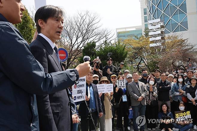 창원 찾은 조국 대표 "총선서 표로 심판해야" (창원=연합뉴스) 이준영 기자 = 조국혁신당 조국 대표가 31일 경남 창원시 성산구를 찾아 기자 질문에 답하며 이번 4·10 총선의 중요성을 강조하고 있다. 2024.3.31 ljy@yna.co.kr