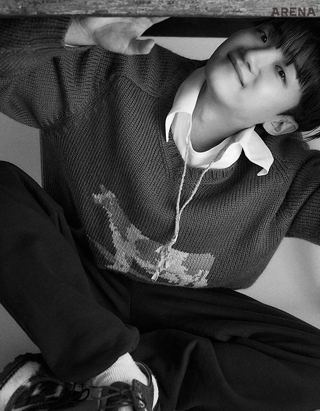 니트 톱 보디 by 지스트릿 494 옴므, 슈즈 파라부트 by 유니페어, 이너 티셔츠·셔츠·네크리스·팬츠 모두 스타일리스트 소장품.