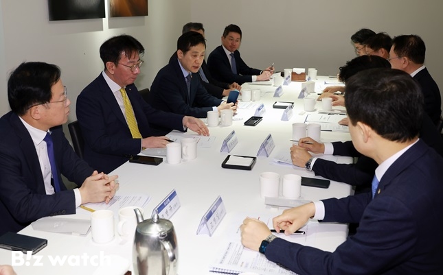 김주현 금융위원장은 1일 은행장들과 만나 간담회를 가졌다./사진=금융위원회