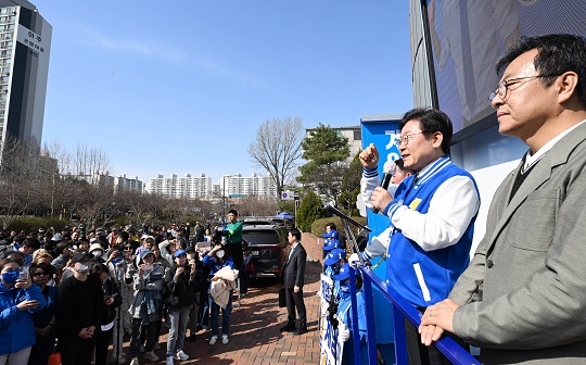 이재명 더불어민주당 대표가 지난달 31일 자신의 지역구인 인천 계양구 서운동성당 앞에서 선거 유세를 하고 있다. 사진=뉴시스