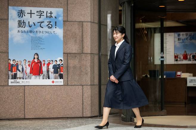 나루히토 일왕의 외동딸인 아이코 공주가 1일 일본 적십자사에 첫 출근하고 있다. (사진=로이터)