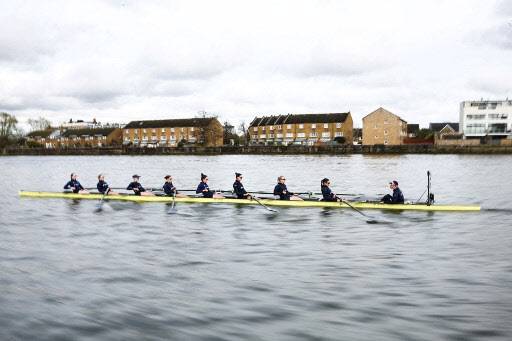 옥스퍼드 조정 팀의 구성원들이 지난달 27일 런던에서 케임브리지 조정 팀을 상대로 한 제미니 보트 레이스를 앞두고 템스강에서 연습하고 있다.(사진=AFP)