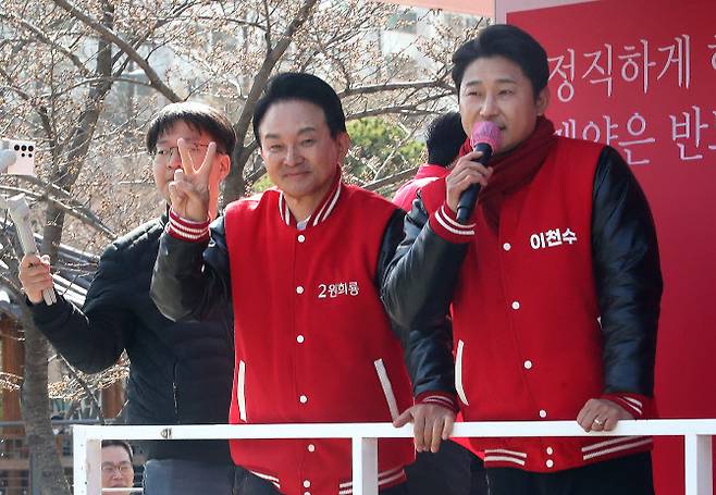 원희룡 국민의힘 제22대 총선 인천계양을 후보와 후원회장을 맡은 축구 국가대표 출신 이천수 씨가 지난달 31일 오후 인천 계양구 서운동성당 앞에서 시민들에게 지지를 호소하고 있다 (사진=뉴스1)